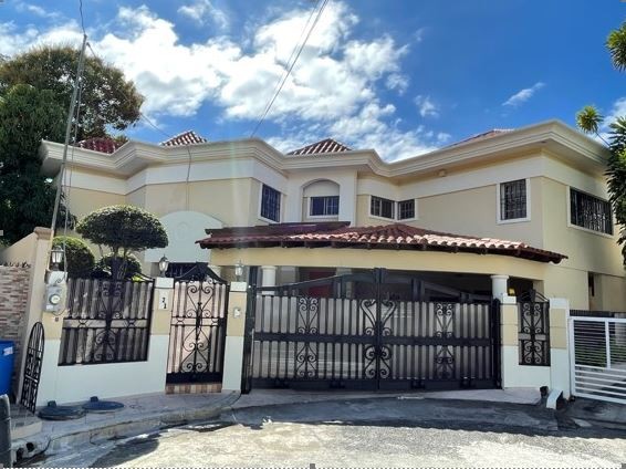 casas - Venta casa con piscina ubicada en Julieta Morales/Urbanización Fernandez