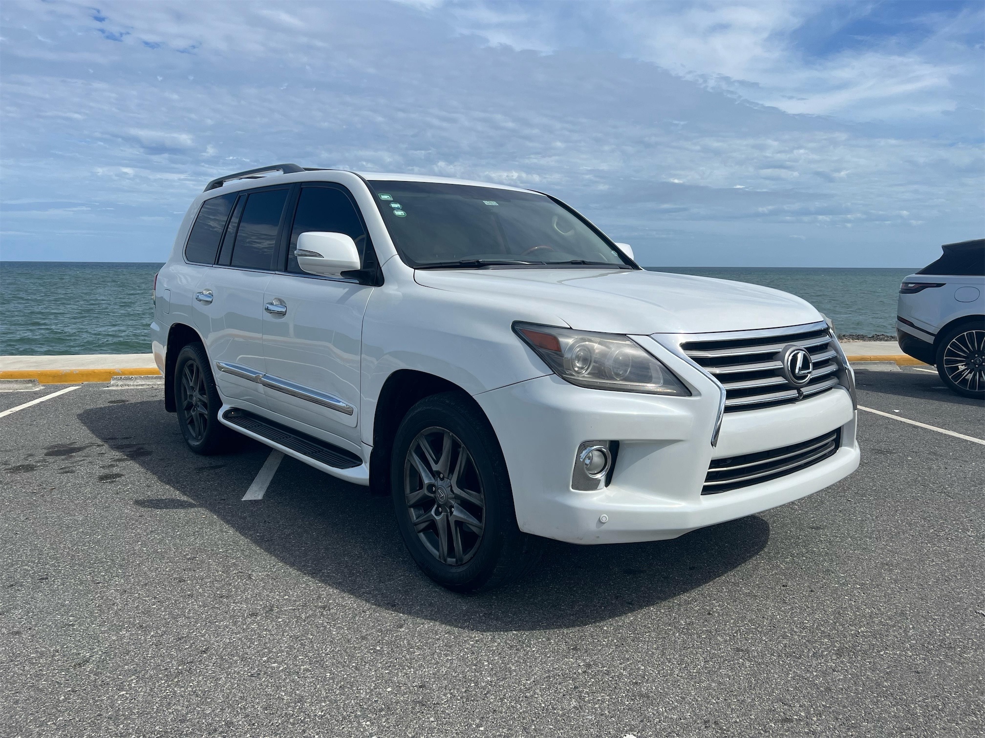 jeepetas y camionetas - Lexus LX570 2013 Excelentes Condiciones 