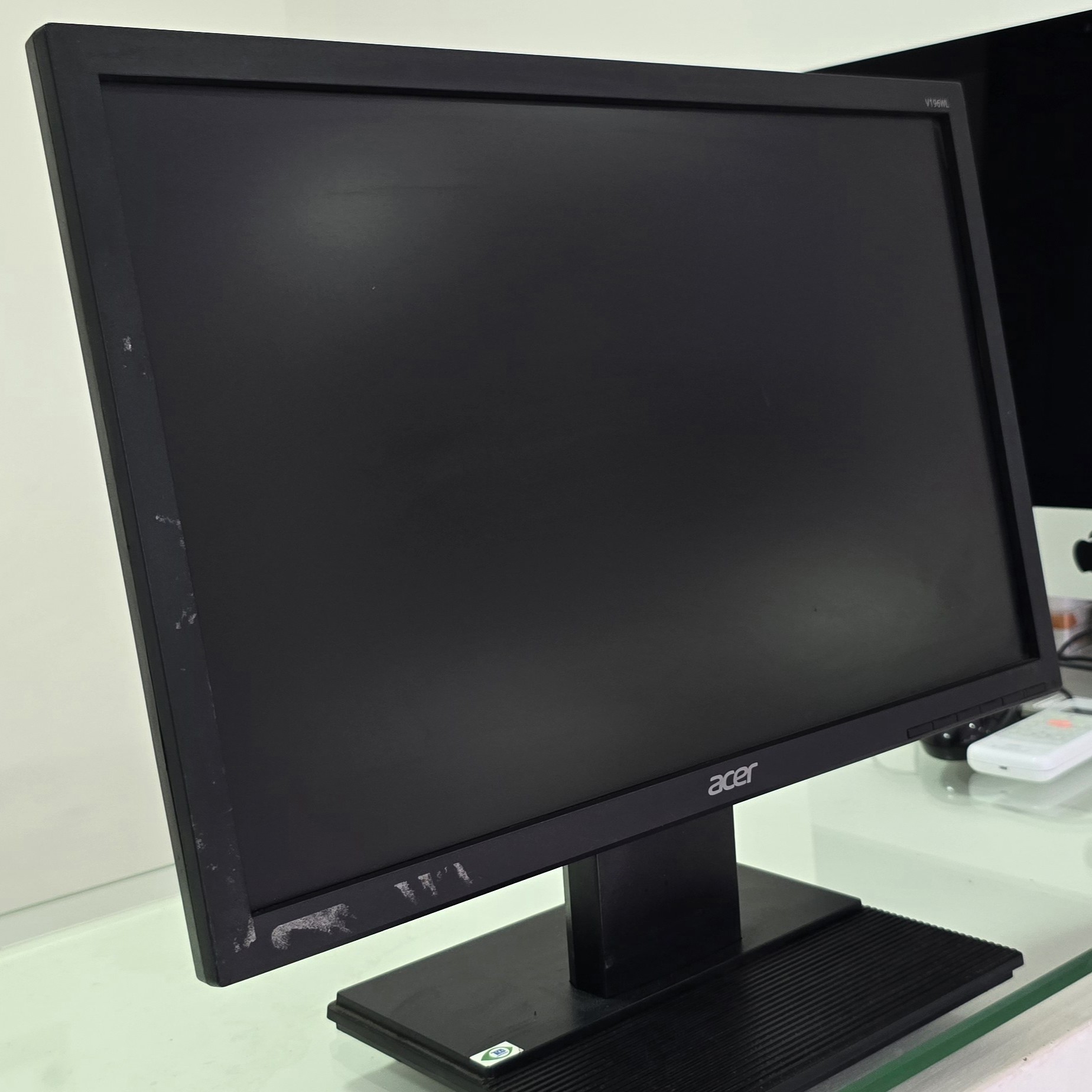 computadoras y laptops - Monitor Acer 19 Pulg full 1080 trae hdmi