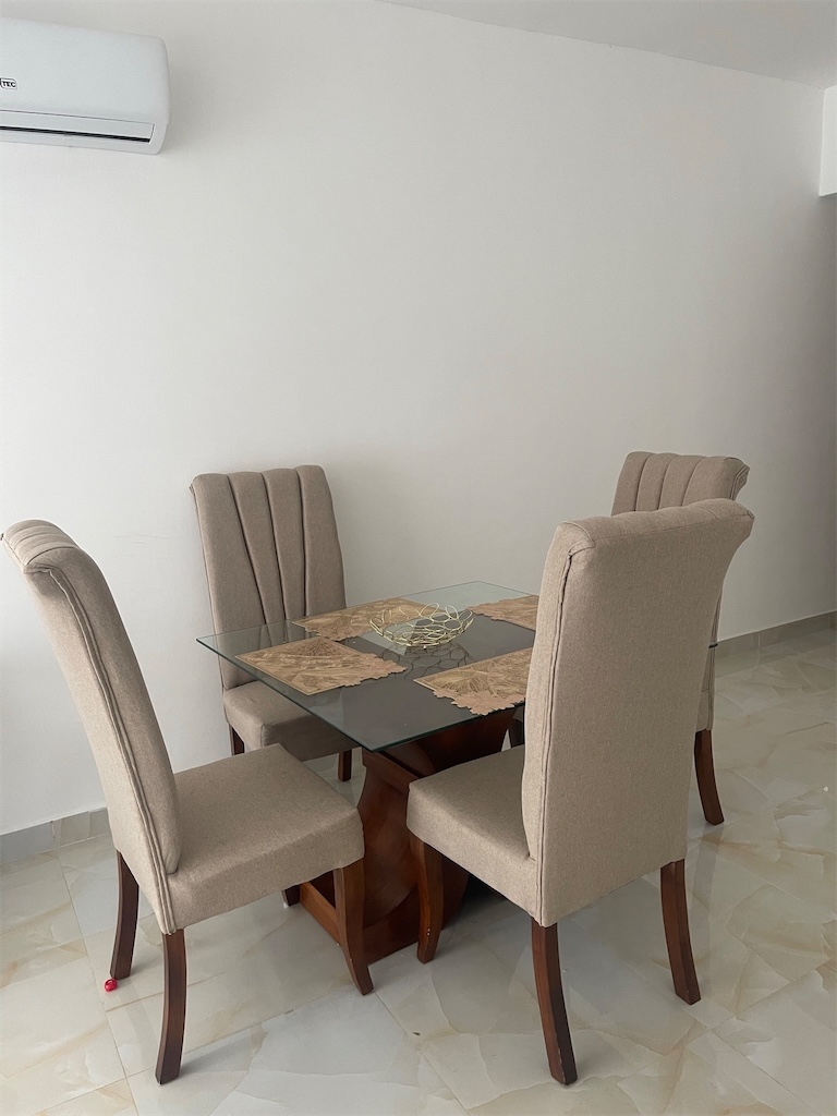 muebles y colchones - Comedor 4 sillas mesa base doble C en madera y sillas en tela yute Como Nuevo 3