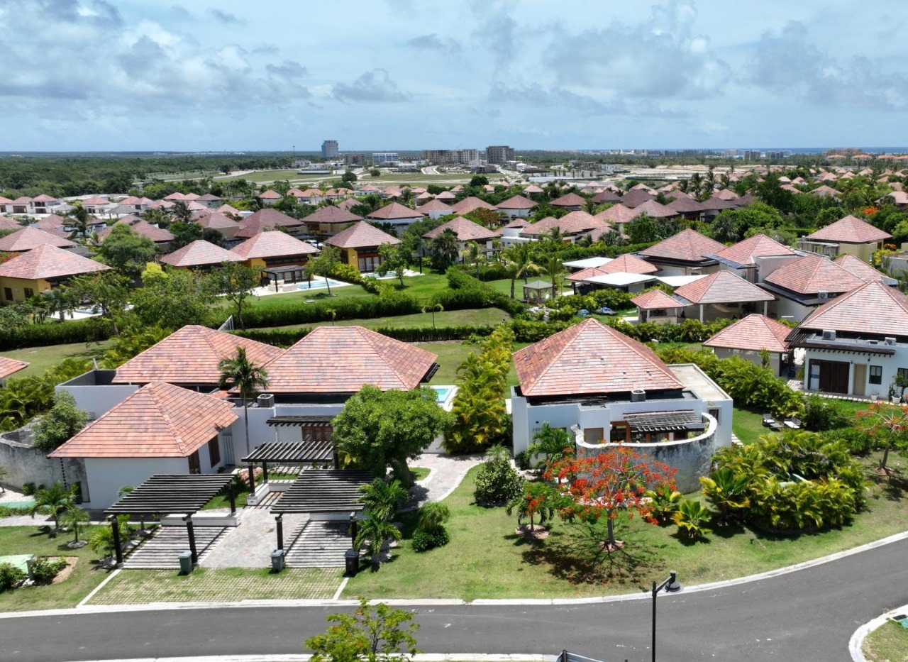 casas vacacionales y villas - Hermosa y espléndida villa en Cap Cana, rodeada de los más distintivos espacios. 9