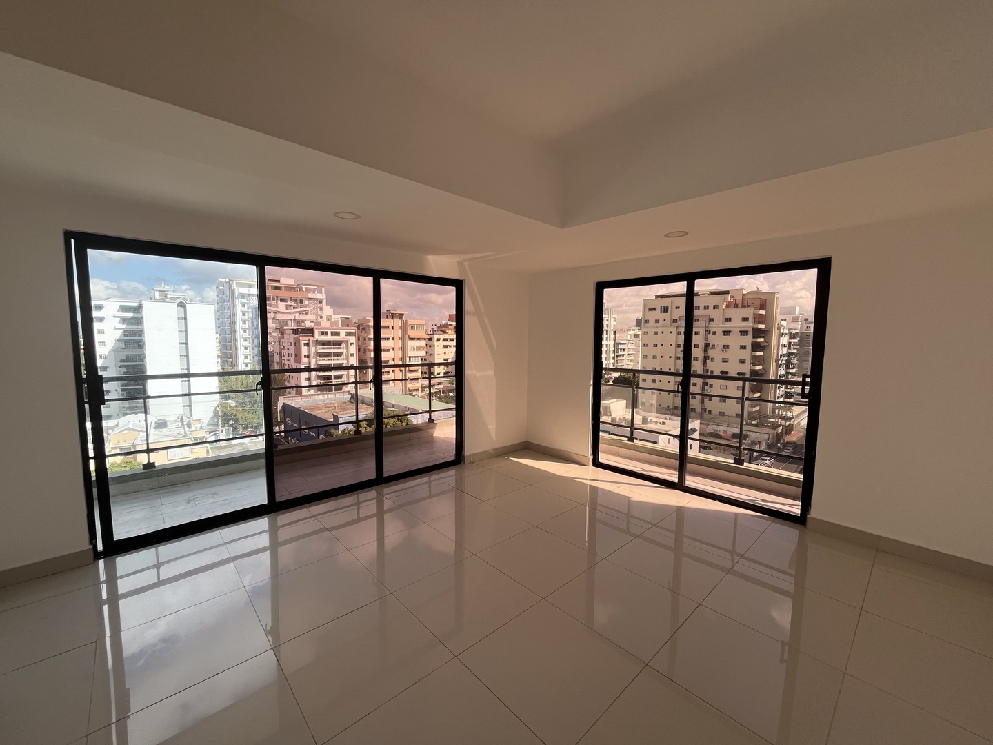 apartamentos - Evaristo Morales 3 habitaciones 3.5 banos 2 parqueos balcon 7