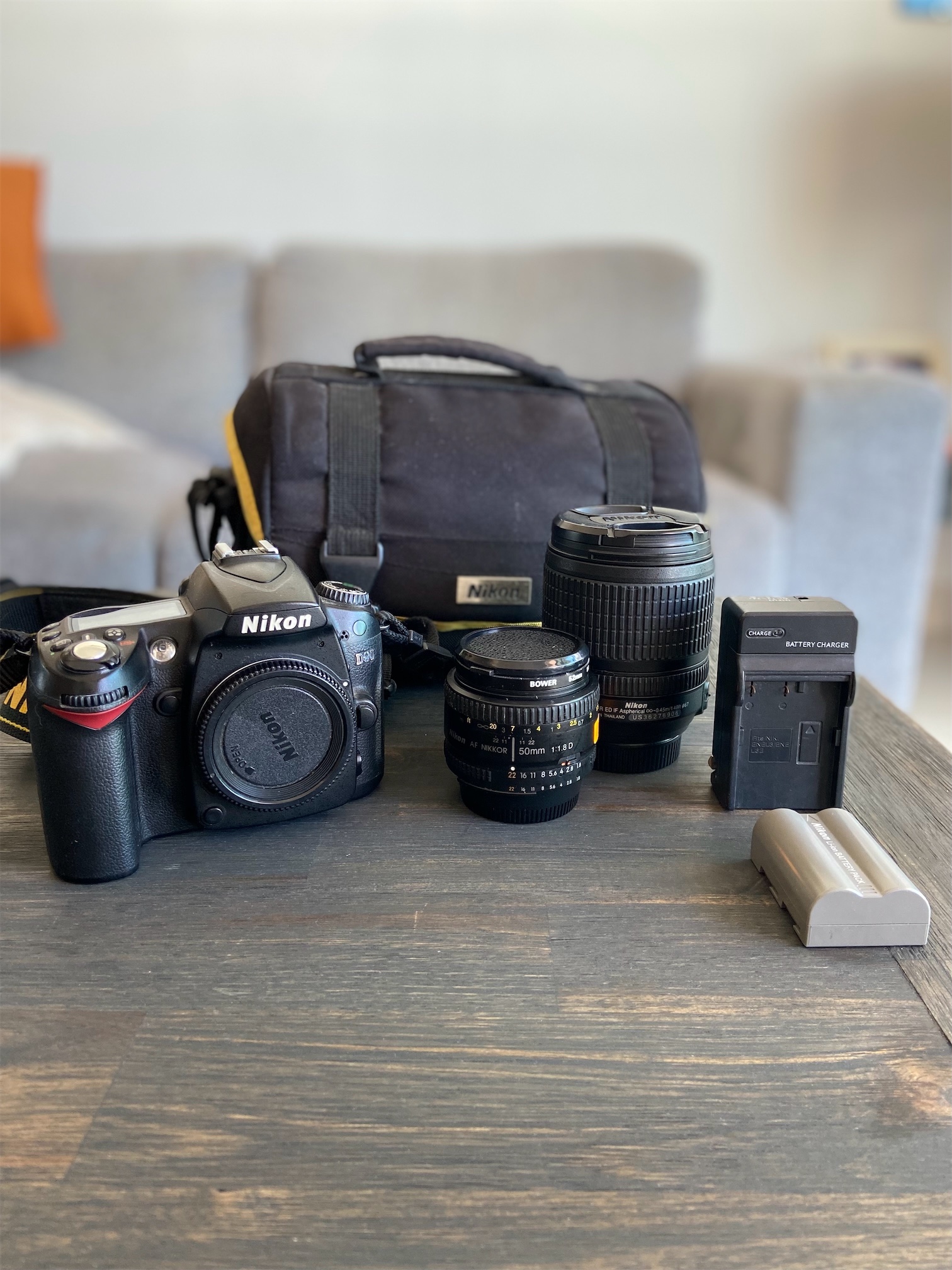 camaras y audio - Vendo cámara fotográfica digital Nikon D90, 2 lentes y accesorios