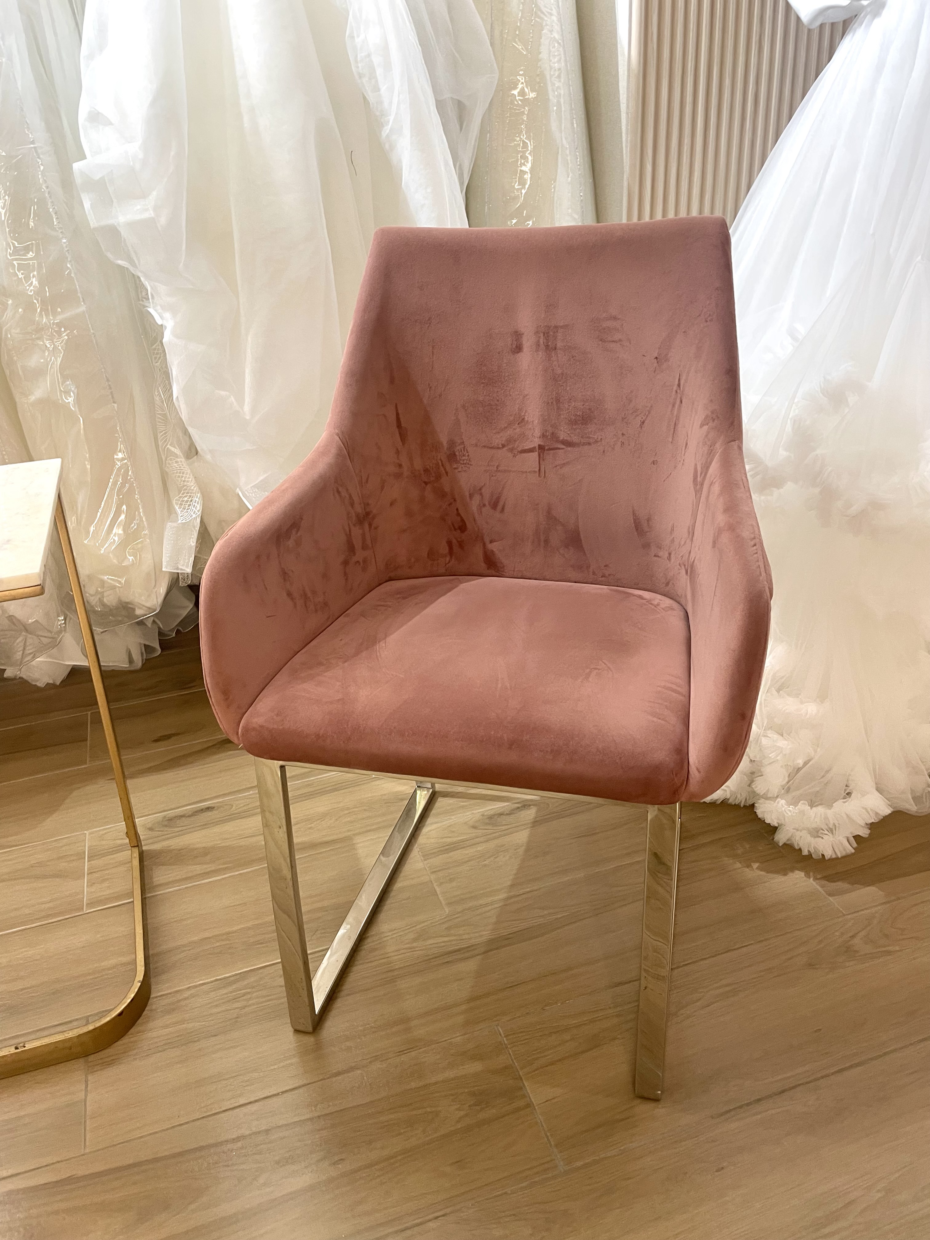 muebles y colchones - Sillas de terciopelo rosa en perfectas condiciones 1