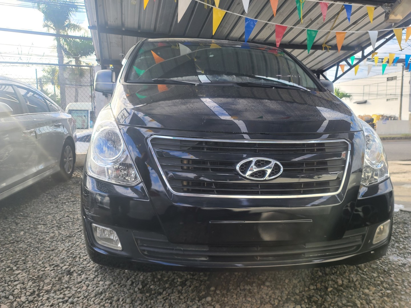 jeepetas y camionetas - HYUNDAI STAREX 2017 NEGRA 0