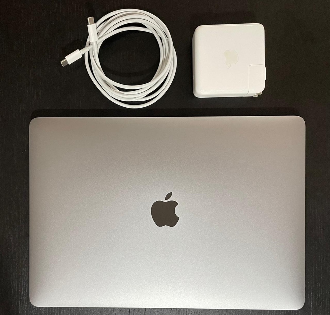 computadoras y laptops - MacBook Pro de 13.3 pulgadas un Terabite de almacenamiento y 32 de RAM 