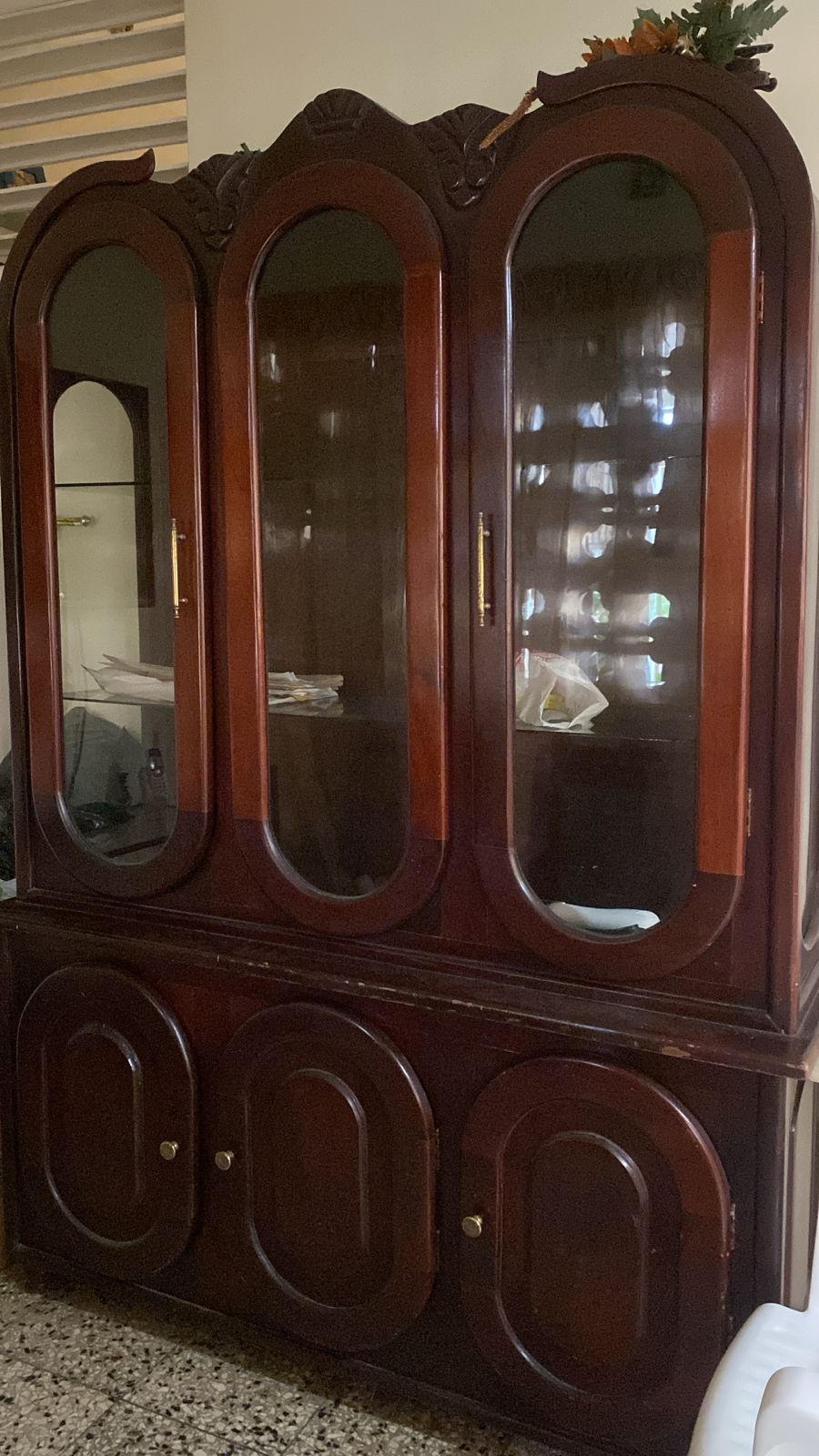 muebles y colchones - Vendo hermosa vitrina totalmente en caoba.