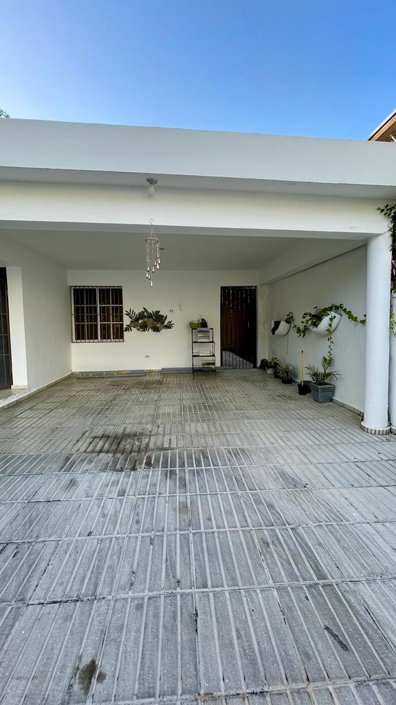 casas - e Vende - CASA
📍Colinas del Seminario 
💰 RD$ 11,000,000 
📐 351 Mts2 

• 🛌 4 