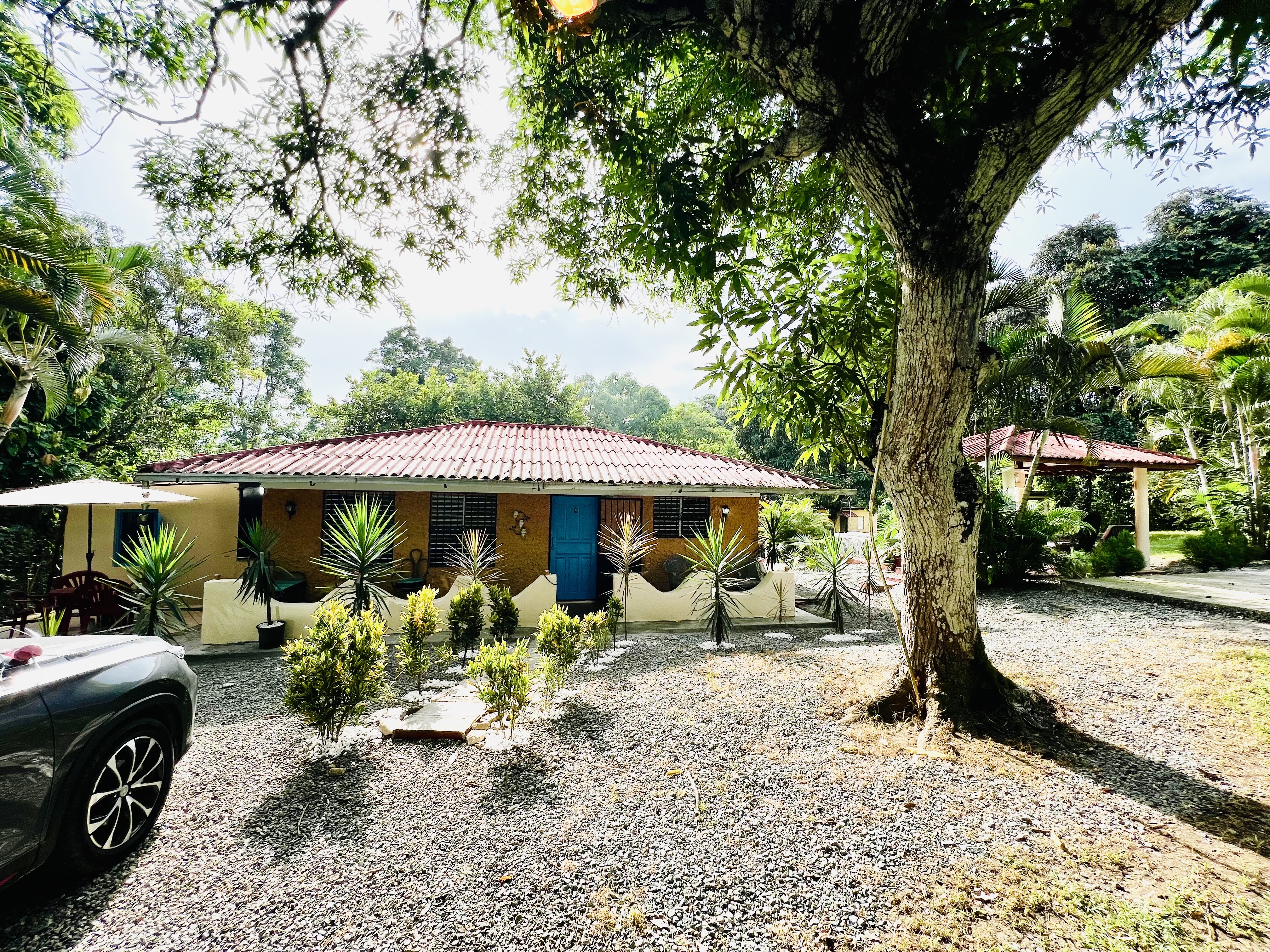 casas vacacionales y villas - Villa de 4 hab. Piscina con estilo colonial campestre, Monte Plata