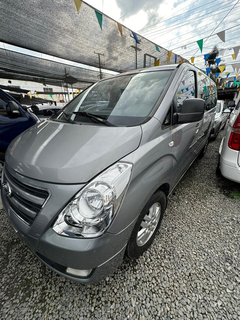 jeepetas y camionetas - HYUNDAI STAREX 2017 GRIS 4