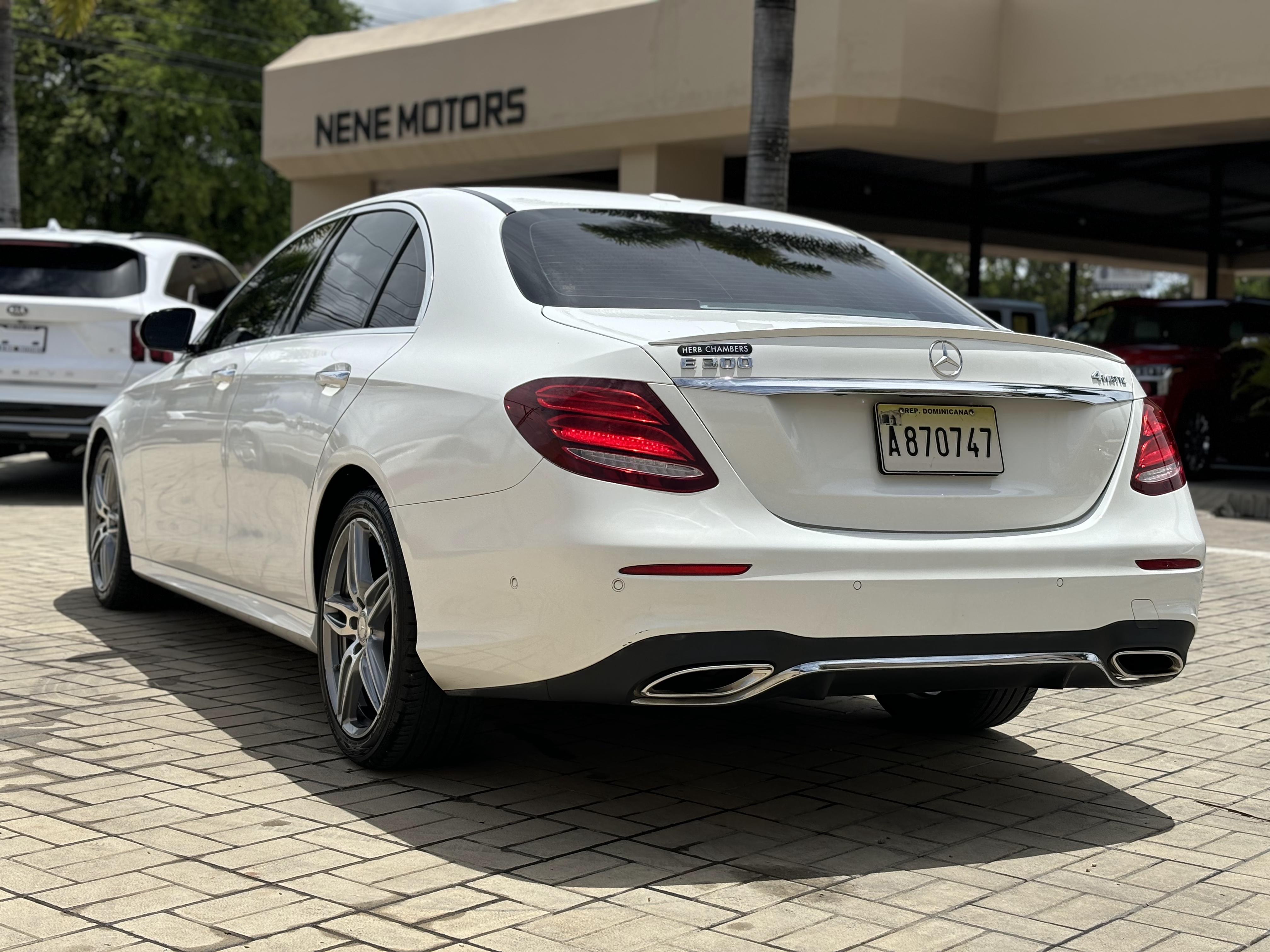 carros - Mercedes Benz E 300 4matic año 2017. 3