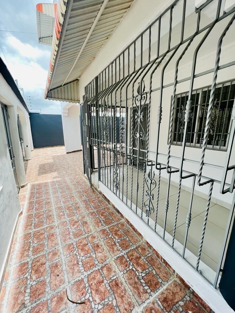 apartamentos - VENDO DE OPORTUNIDAD  RESIDENCIA DE 2 NIVELES PRÓXIMA A LA AVE. CHARLES DE GAULL 3