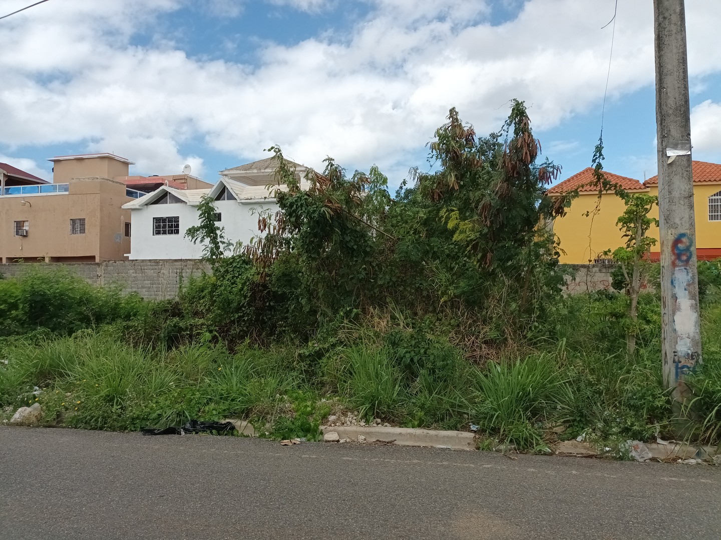 solares y terrenos - Se vende solar ubicado en la Urb. 
Regina, Santo Domingo Este, cerca Ecologica 1