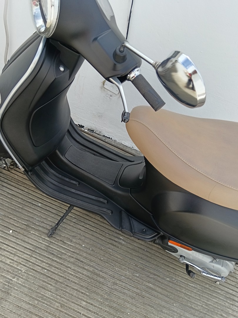 motores y pasolas - Pasola VESPA VXL NEGRA MATE 2022 con 2 CASCOS ORIGINALES COMO NUEVOS! 1800km 3