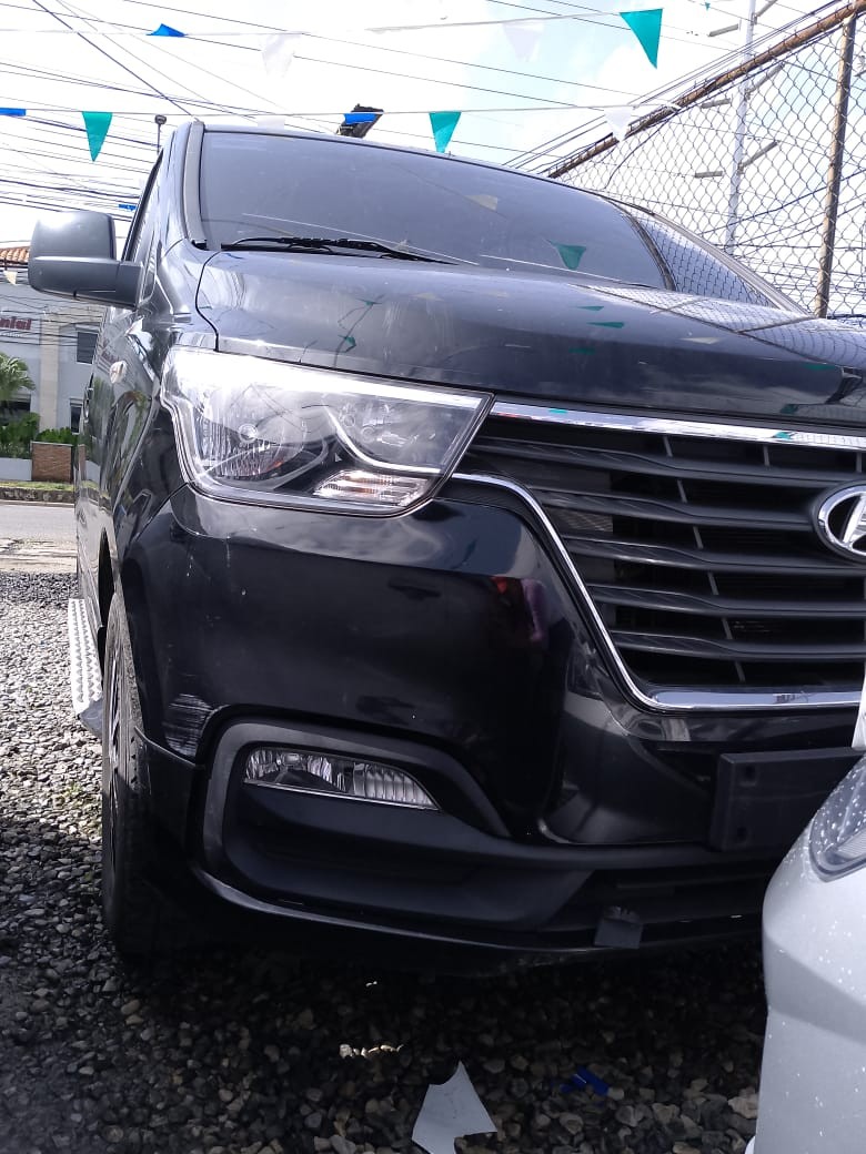 jeepetas y camionetas - HYUNDAI GRAND STAREX 2020 NEGRADESDE: RD$ 1,800,100.00