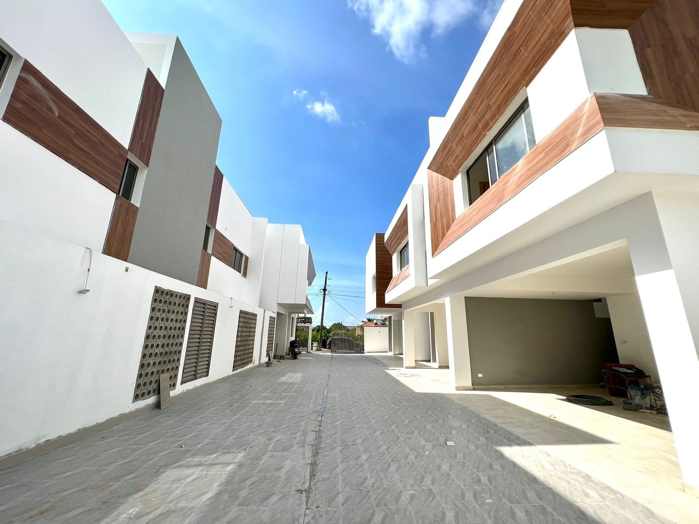 casas - Casa en Venta En Santo Domingo Este en Cerrado con 2 Niveles, Prado Oriental 1