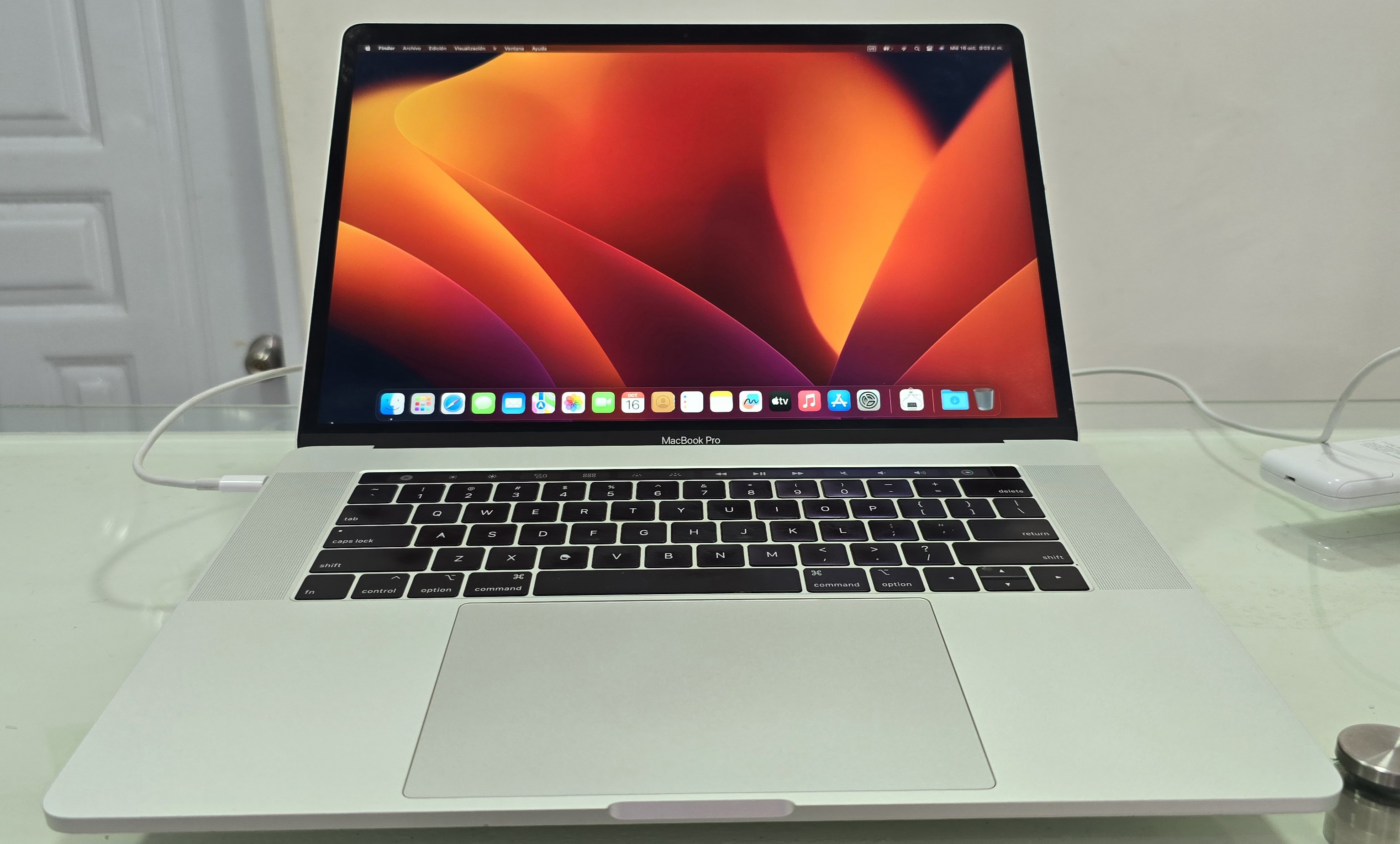 computadoras y laptops - Macbook pro Touch bar 15 Pulg Core i7 Ram 16gb ddr4 Disco 512gb año 2019