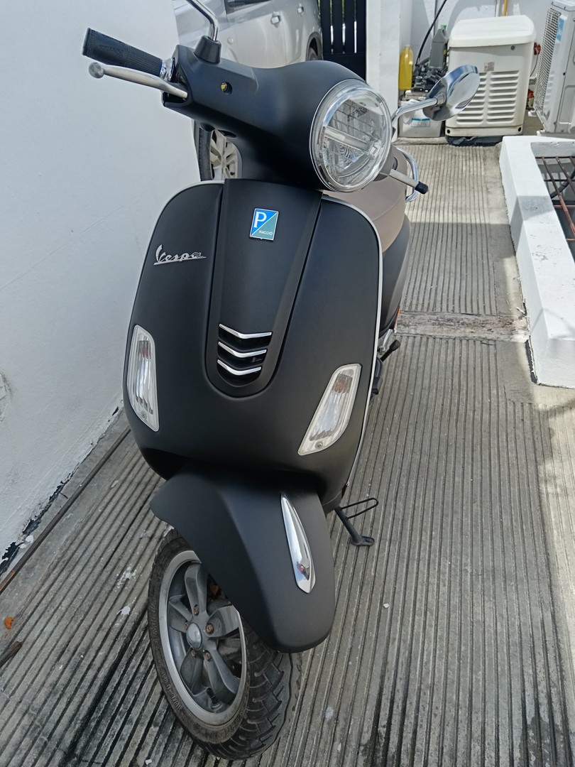 motores y pasolas - Pasola VESPA VXL NEGRA MATE 2022 con 2 CASCOS ORIGINALES COMO NUEVOS! 1800km 1