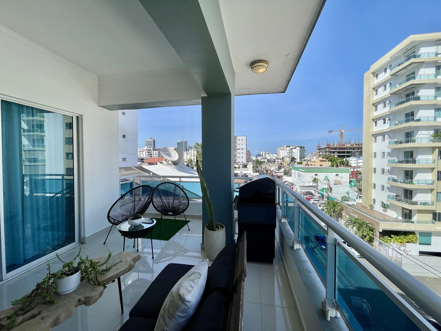 apartamentos - Evaristo Morales piso 5 3 habitaciones 3 banos 2 parqueos balcon