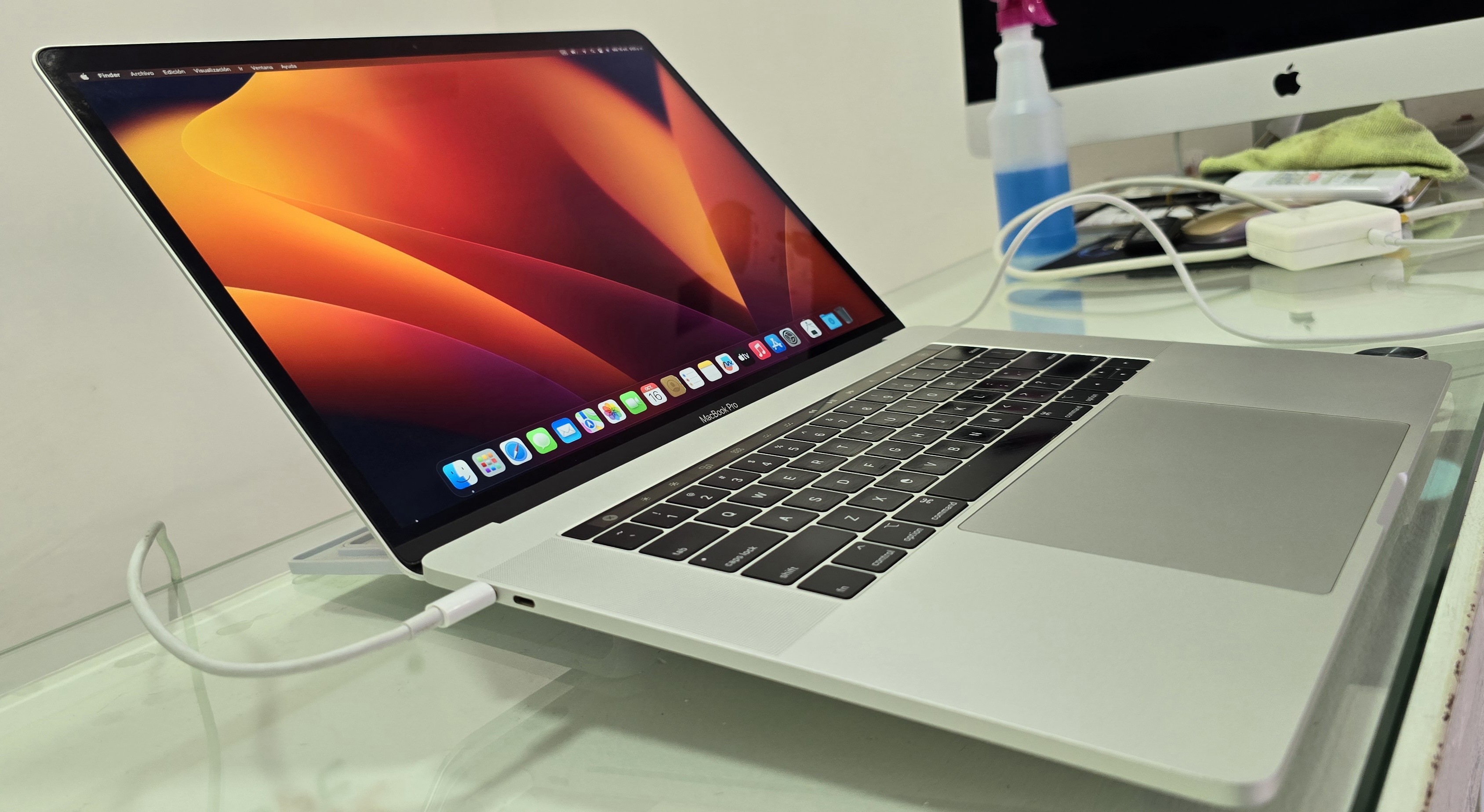 computadoras y laptops - Macbook pro Touch bar 15 Pulg Core i7 Ram 16gb ddr4 Disco 512gb año 2019 1