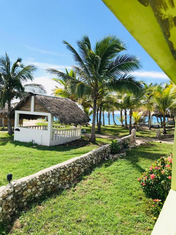 negocios en venta - Se vende precioso hotel en Barahona 1