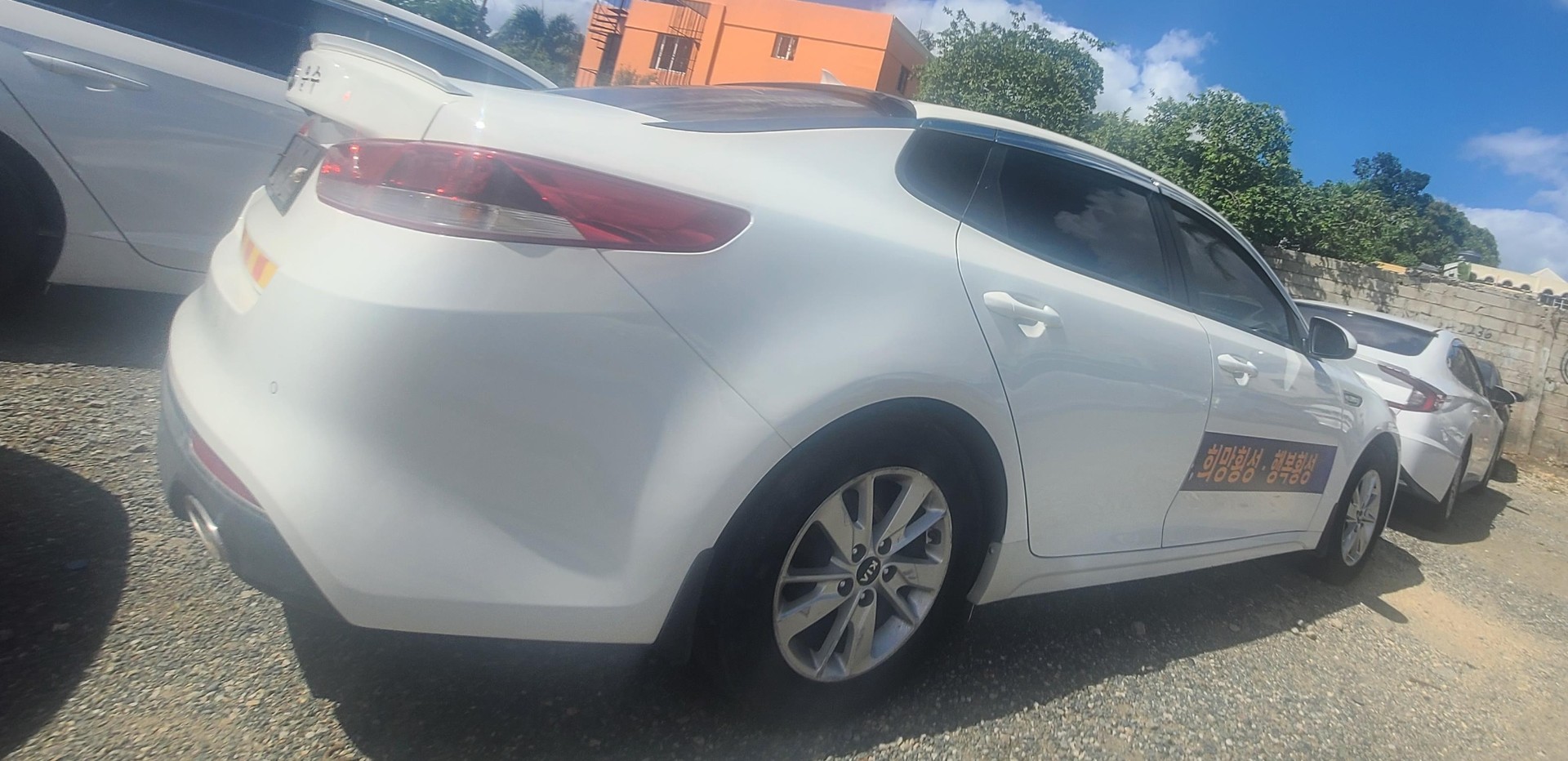 carros - KIA K5 2017 BLANCODESDE: RD$ 690,100.00-Automático-Hasta 1 Año de garantía en 2