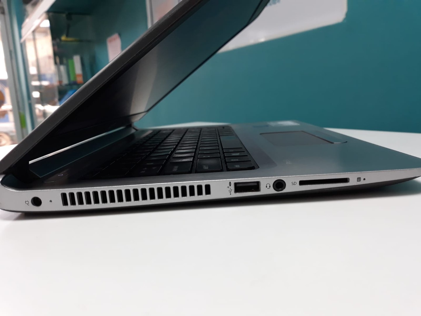 computadoras y laptops - Laptop, HP ProoBook 440 G3 / 6th Gen, Intel Core i5 / 8GB DDR3 / 180GB SSD
 7