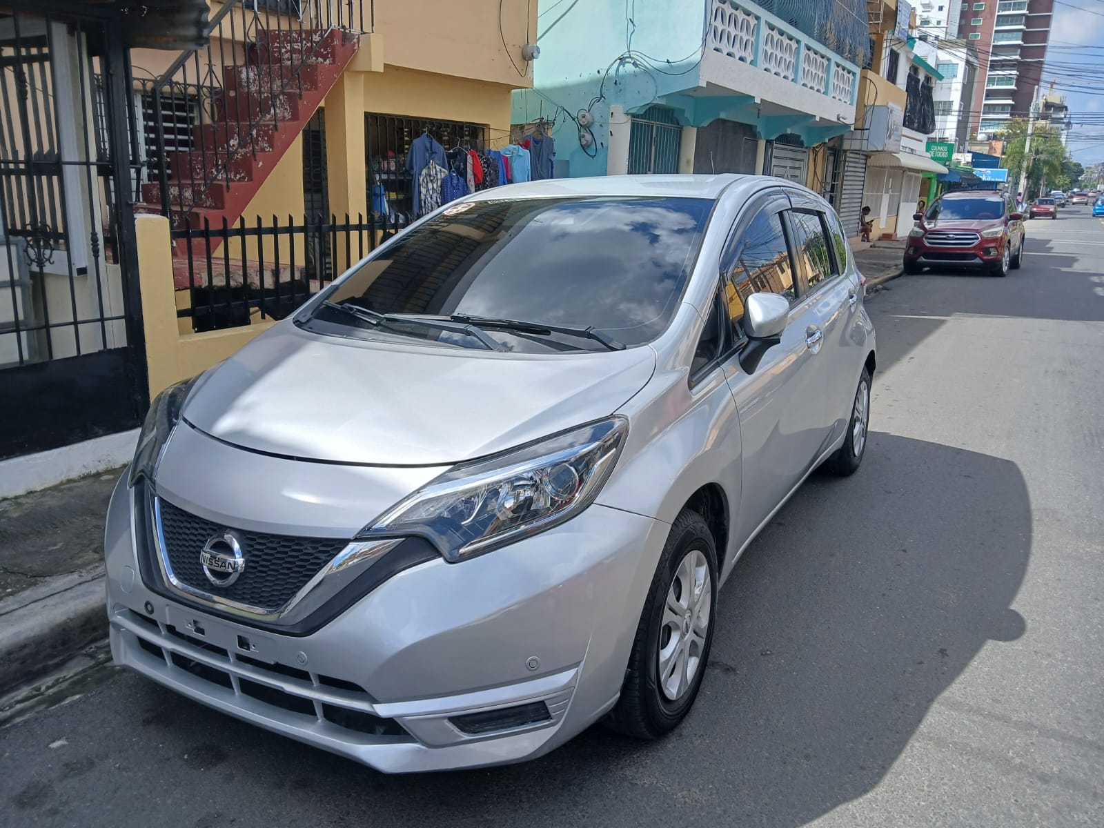 carros - Nissan Note 2018 Gris en buenas condiciones 4