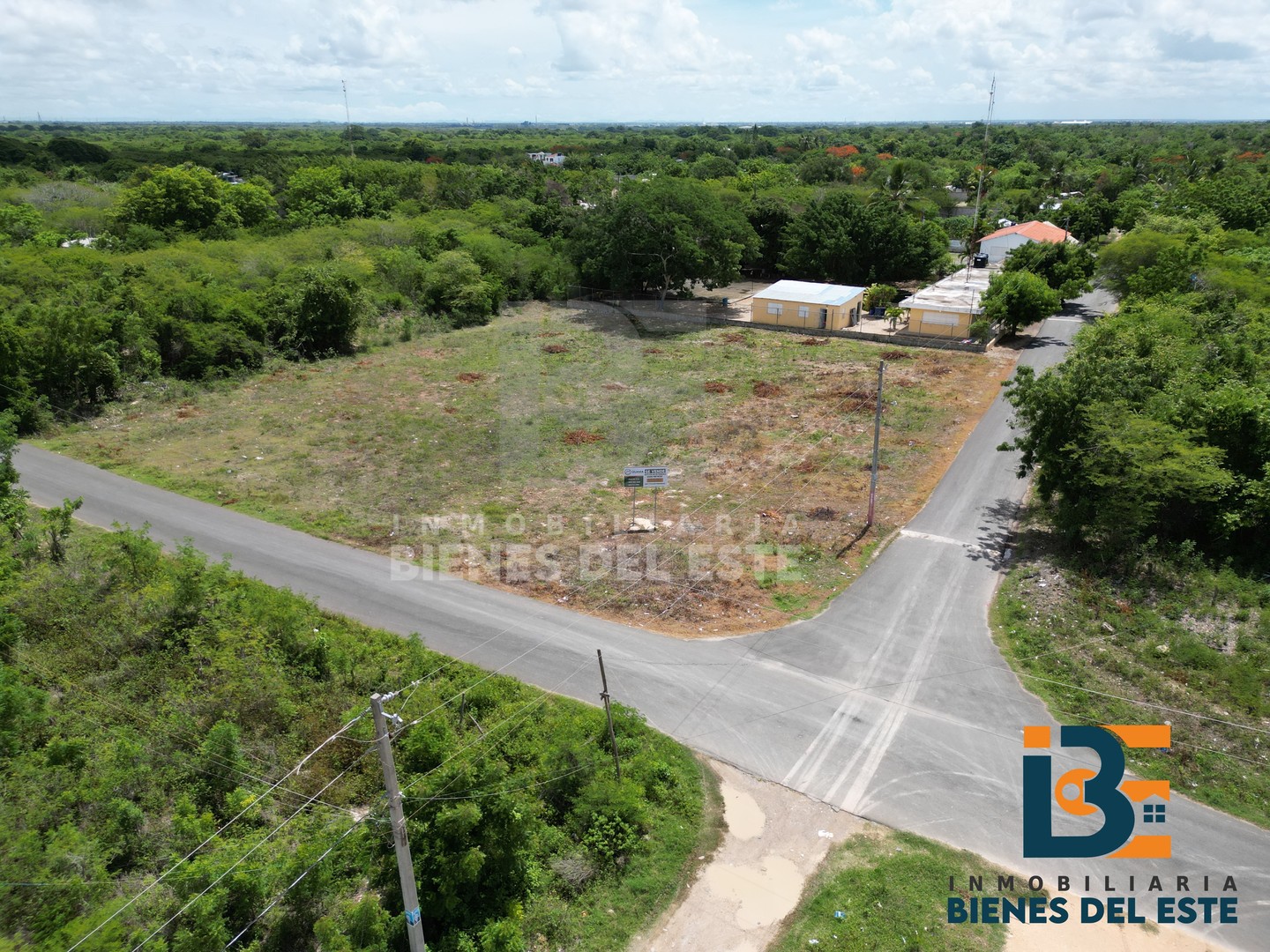 solares y terrenos - SE VENDE SOLAR de esquina  con 3,000 Metros en Ubicado  H-3 JUAN DOLIO  5