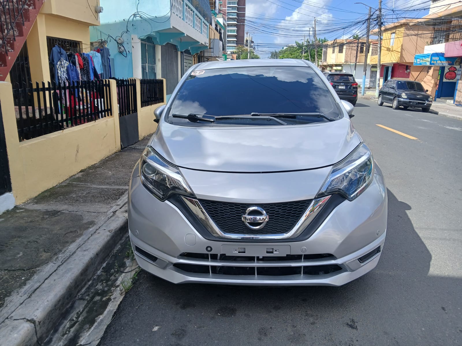 carros - Nissan Note 2018 Gris en buenas condiciones 1