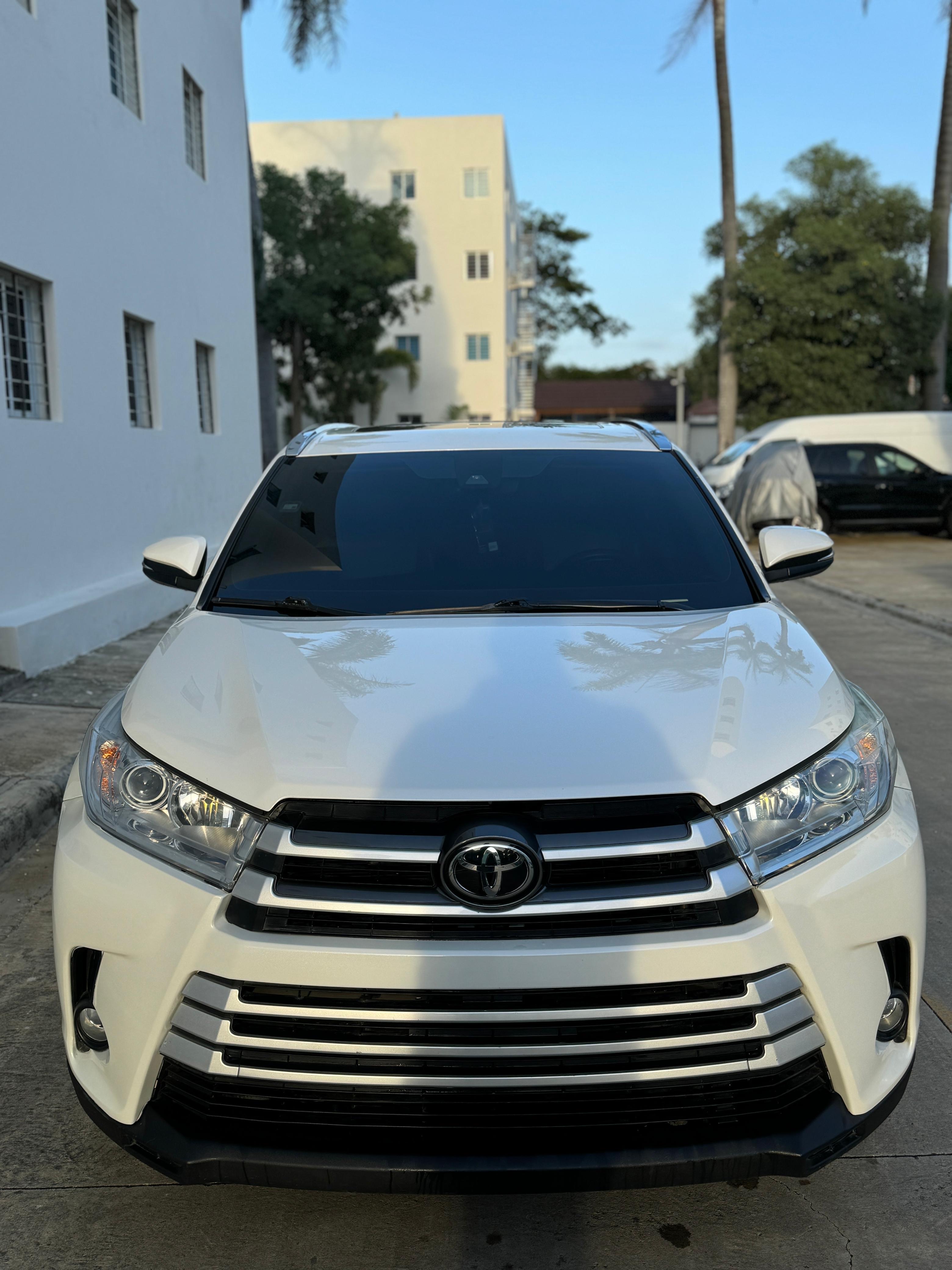 jeepetas y camionetas - Toyota Hilander EXL 4WD 2019