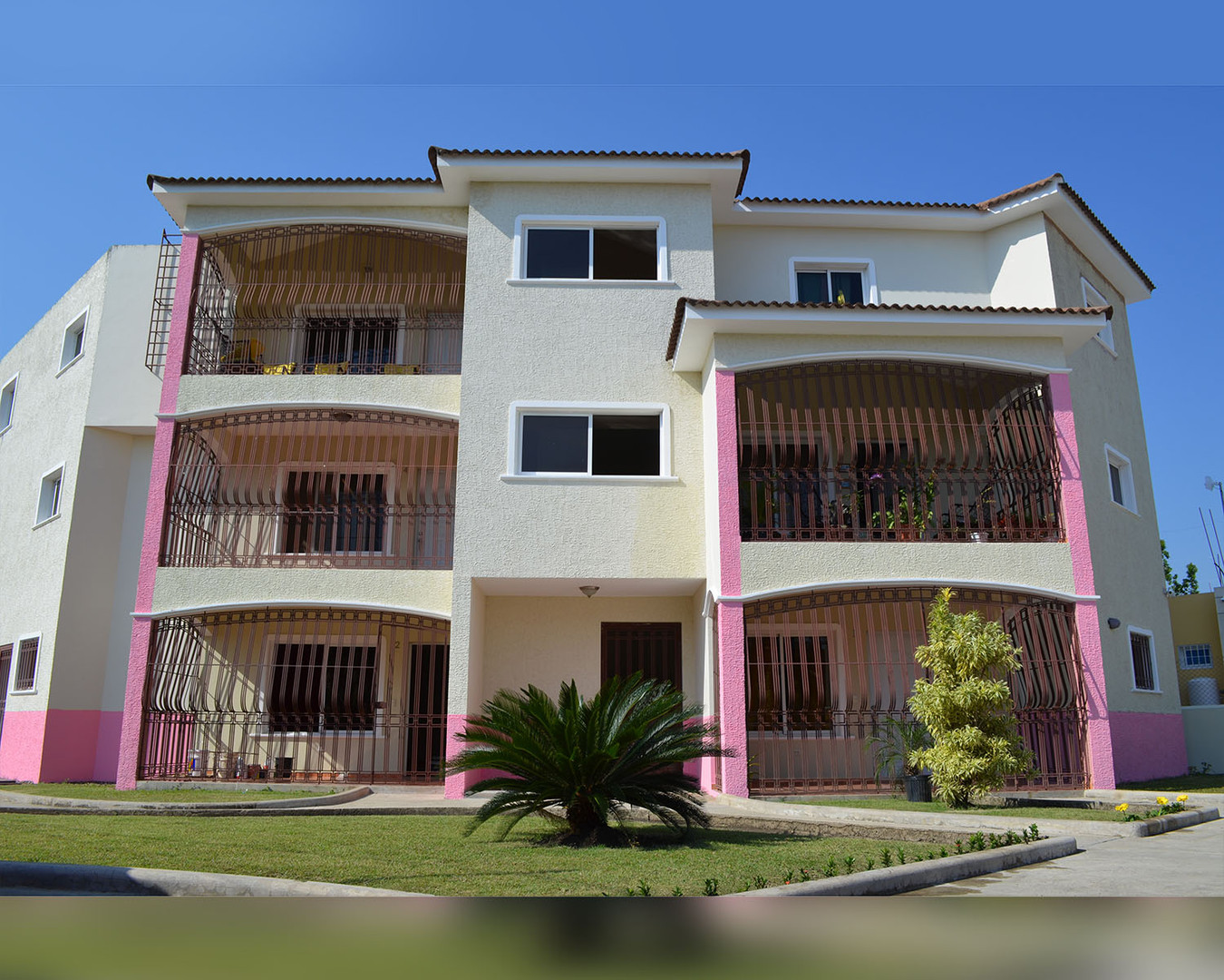 otros inmuebles - Se vende edificio de 6 apartamentos, tres niveles en Muñoz, Puerto Plata. 0