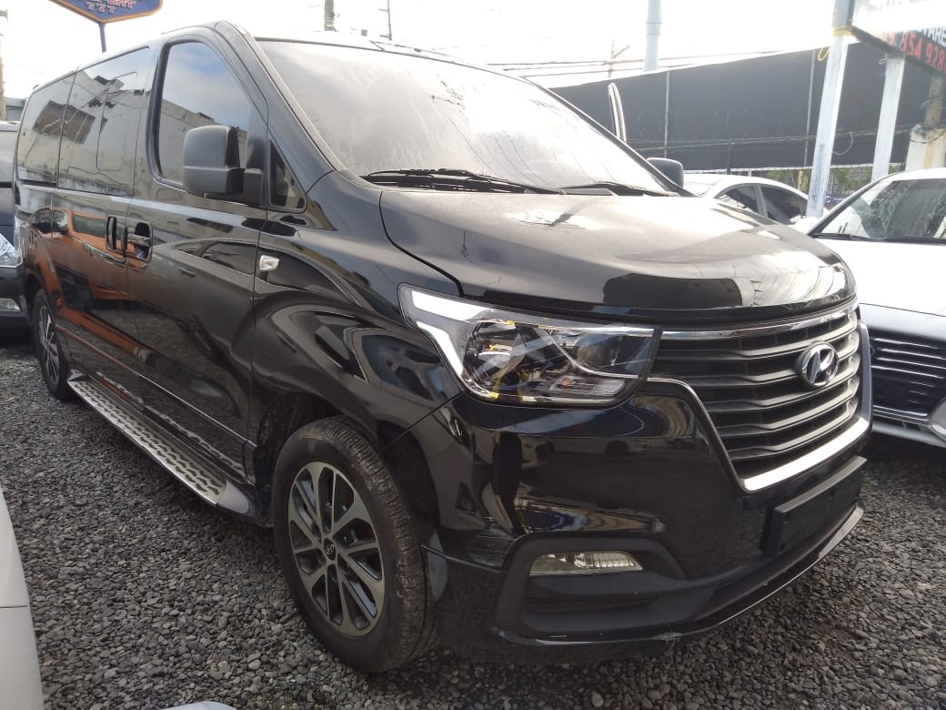 jeepetas y camionetas - HYUNDAI GRAND STAREX 2020 NEGRA 1