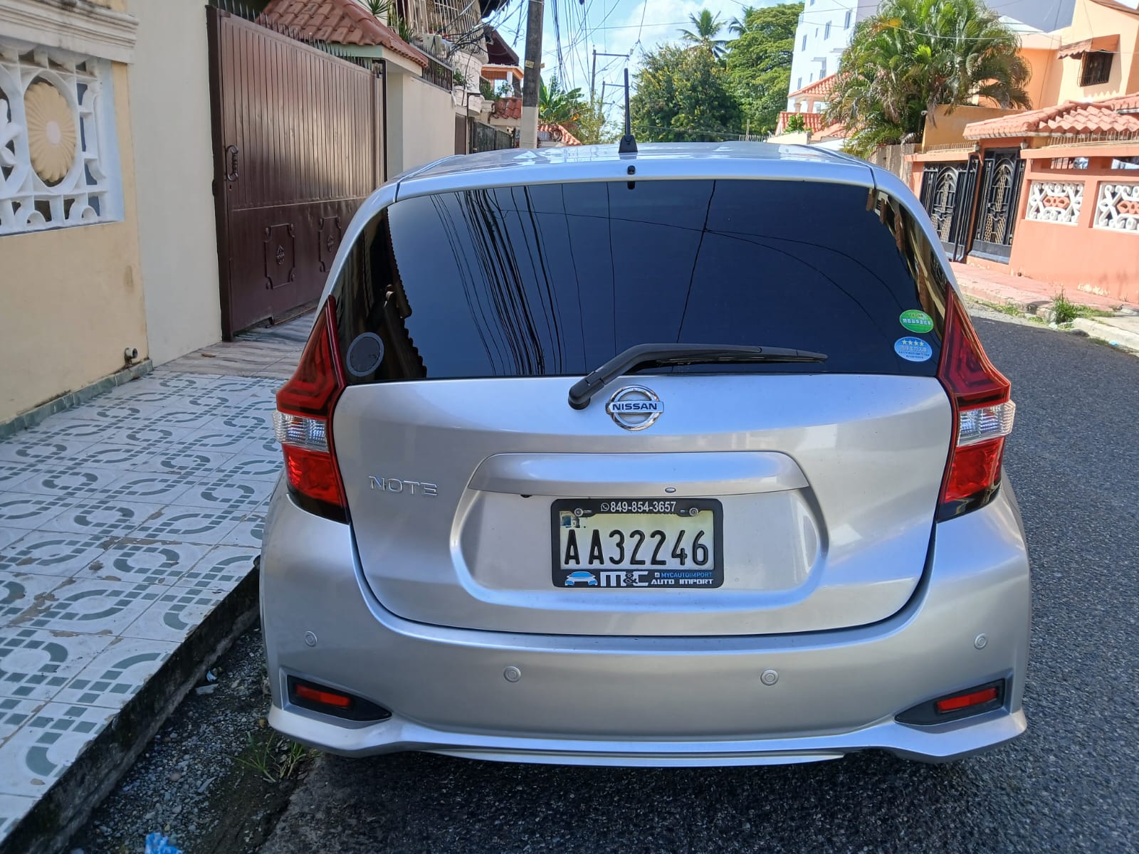 carros - Nissan Note 2018 Gris en buenas condiciones 2