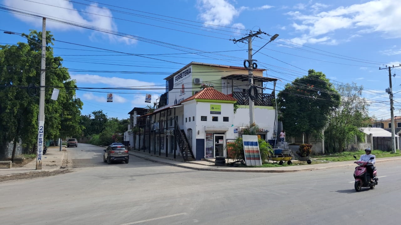 oficinas y locales comerciales - Edificación comercial en Boca Chica 0