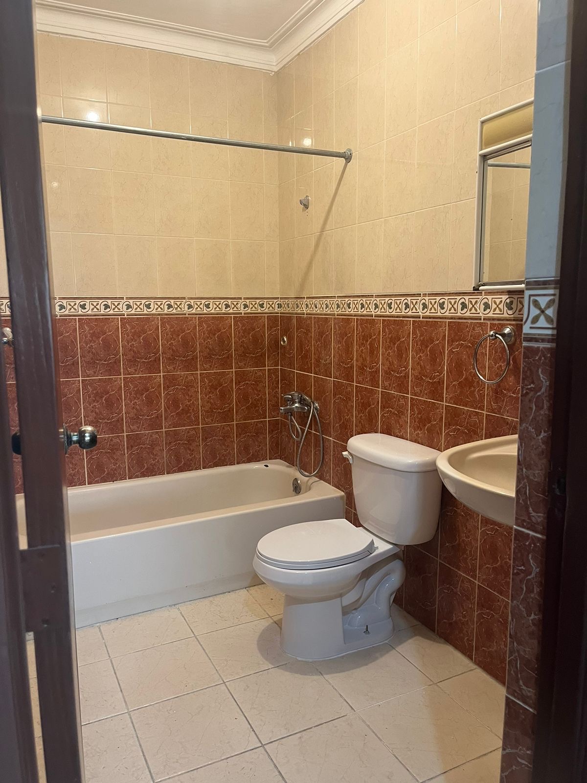 apartamentos - Vendo independencia piso 4 tres hab dos baños parq 5