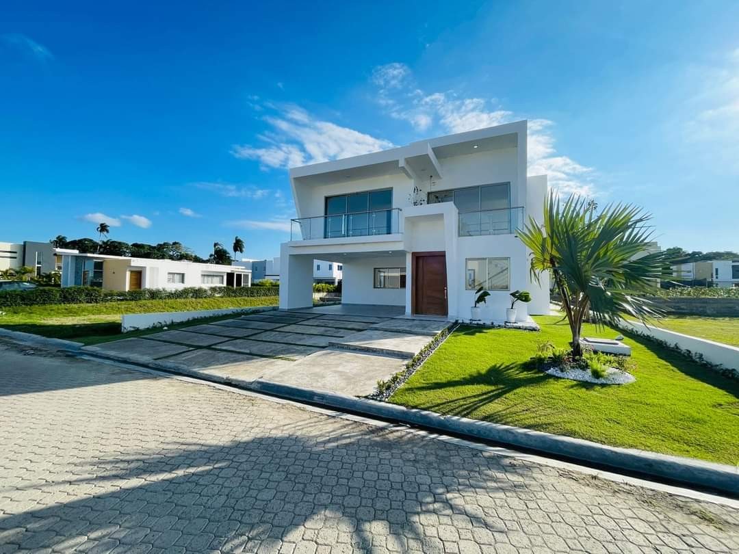 casas - casa con muy buenos espacios en residencial privado nueva