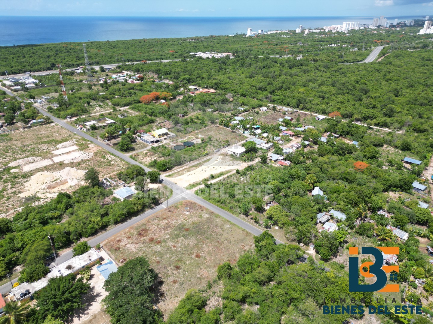 solares y terrenos - SE VENDE SOLAR de esquina  con 3,000 Metros en Ubicado  H-3 JUAN DOLIO  4