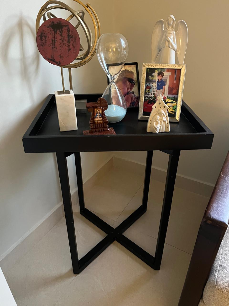 muebles y colchones - Mesa de Esquina de Sala, madera prensada usada.