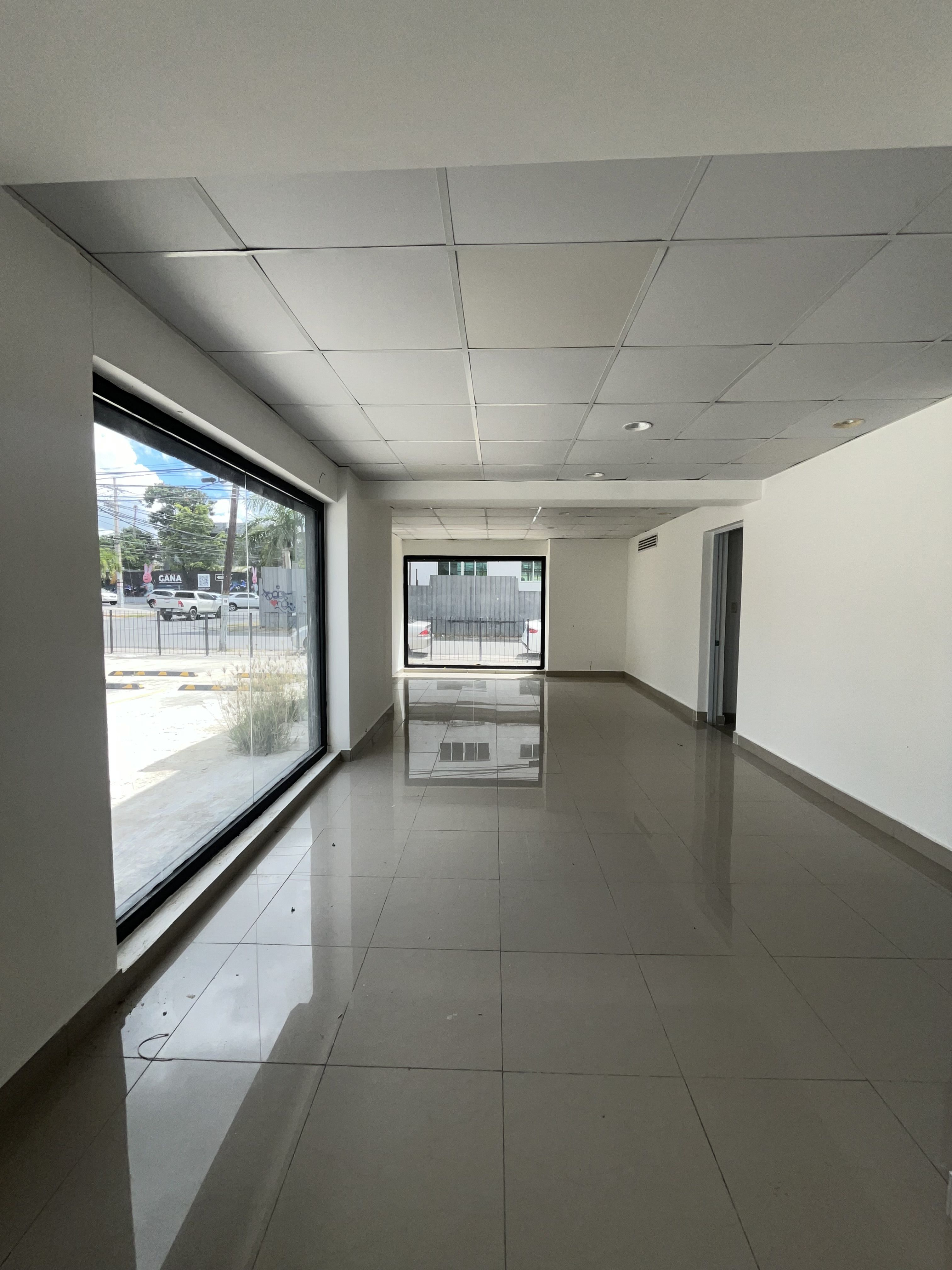 oficinas y locales comerciales - Local en alquiler con Drive thru en avenida principal 3