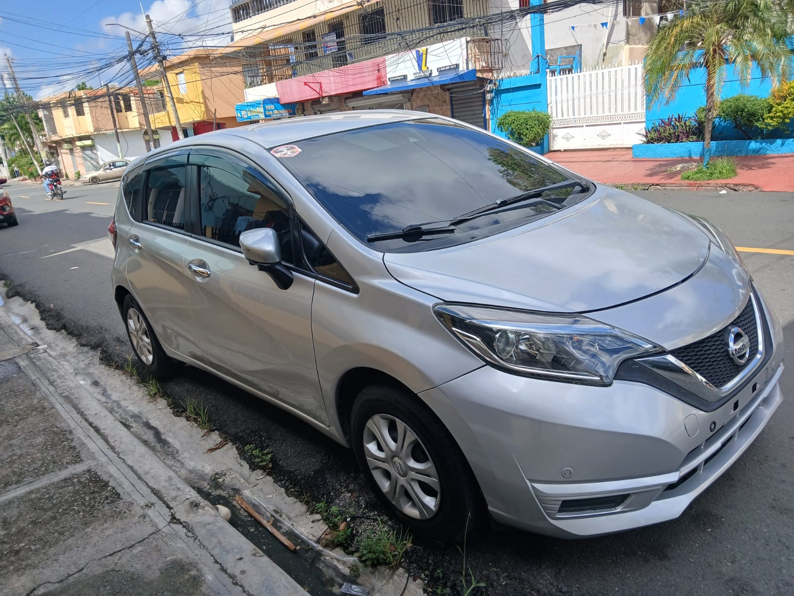 carros - Nissan Note 2018 Gris en buenas condiciones 5