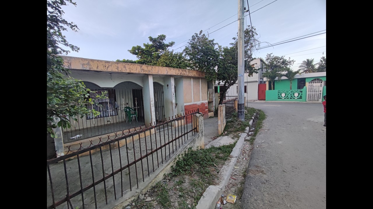 casas - Se Vende Casa con  Patio Grande y de esquina en el Juan Pablo Duarte 7