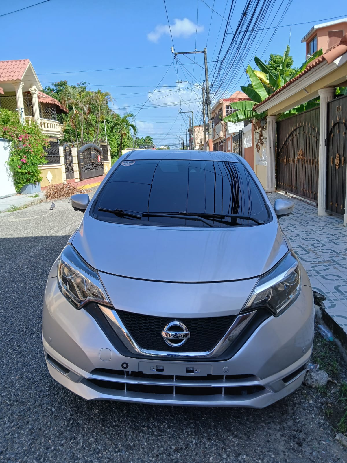 carros - Nissan Note 2018 Gris en buenas condiciones 6