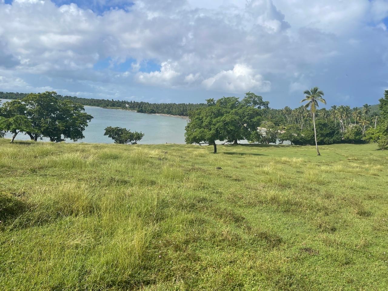 solares y terrenos - se vende terreno de 28,000mts con playa en samana República Dominicana  5