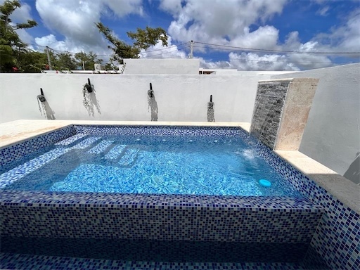 casas vacacionales y villas - Venta de villa townhouse con jacuzzi en punta cana a 2 minutos de downtown  0