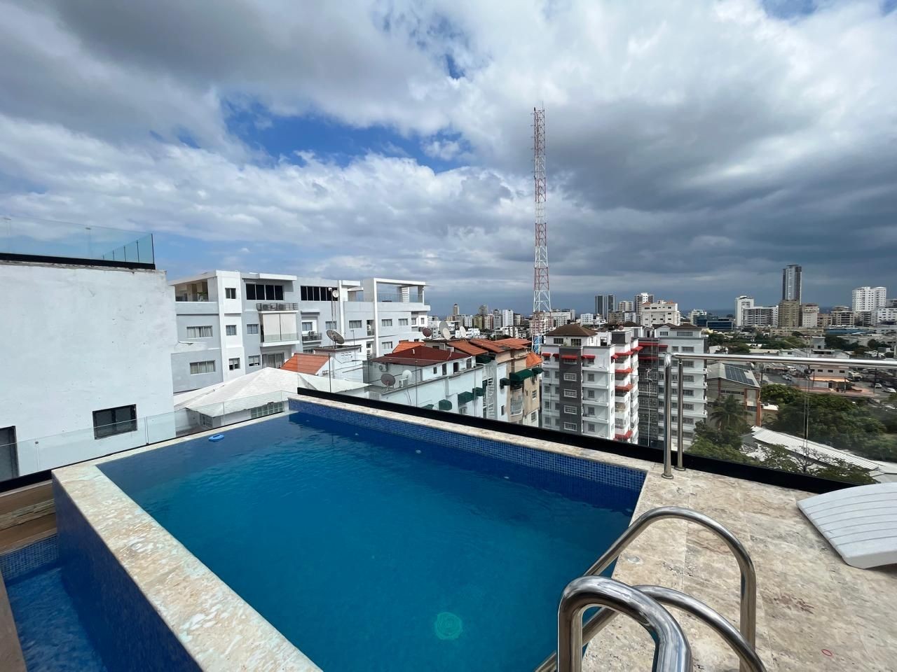 apartamentos - Evaristo Morales amueblado 2 habitaciones 2.5 baños 2 parqueos balcon 7