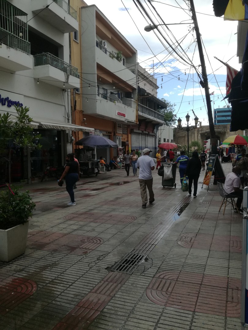 oficinas y locales comerciales - El Conde, Vendemos local de 2.000 metros cuadrados, con salida a las mercedes. 3