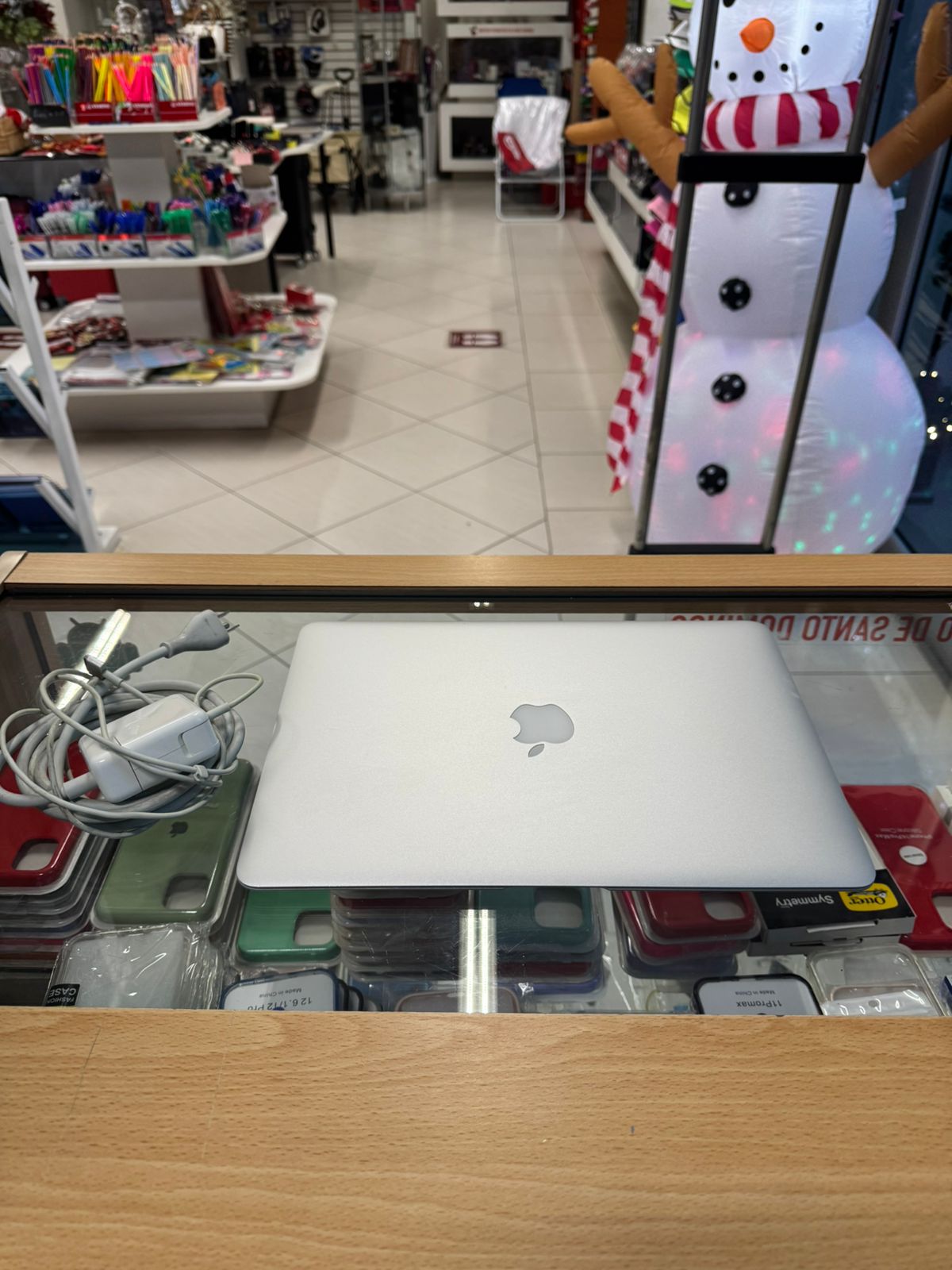 computadoras y laptops - Macbook Air 2017 Silver 128 SSD 8 GB RAM I5 0