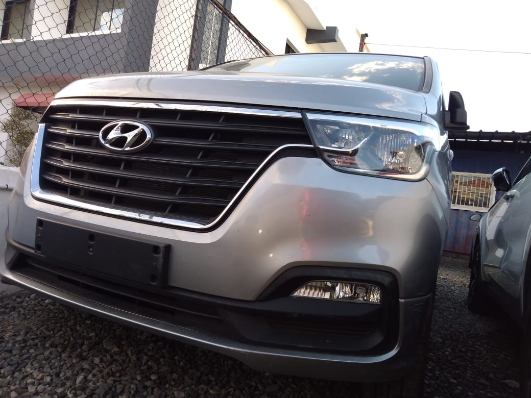 jeepetas y camionetas - HYUNDAI GRAND STAREX 2018 GRISDESDE: RD$1,300.100 2