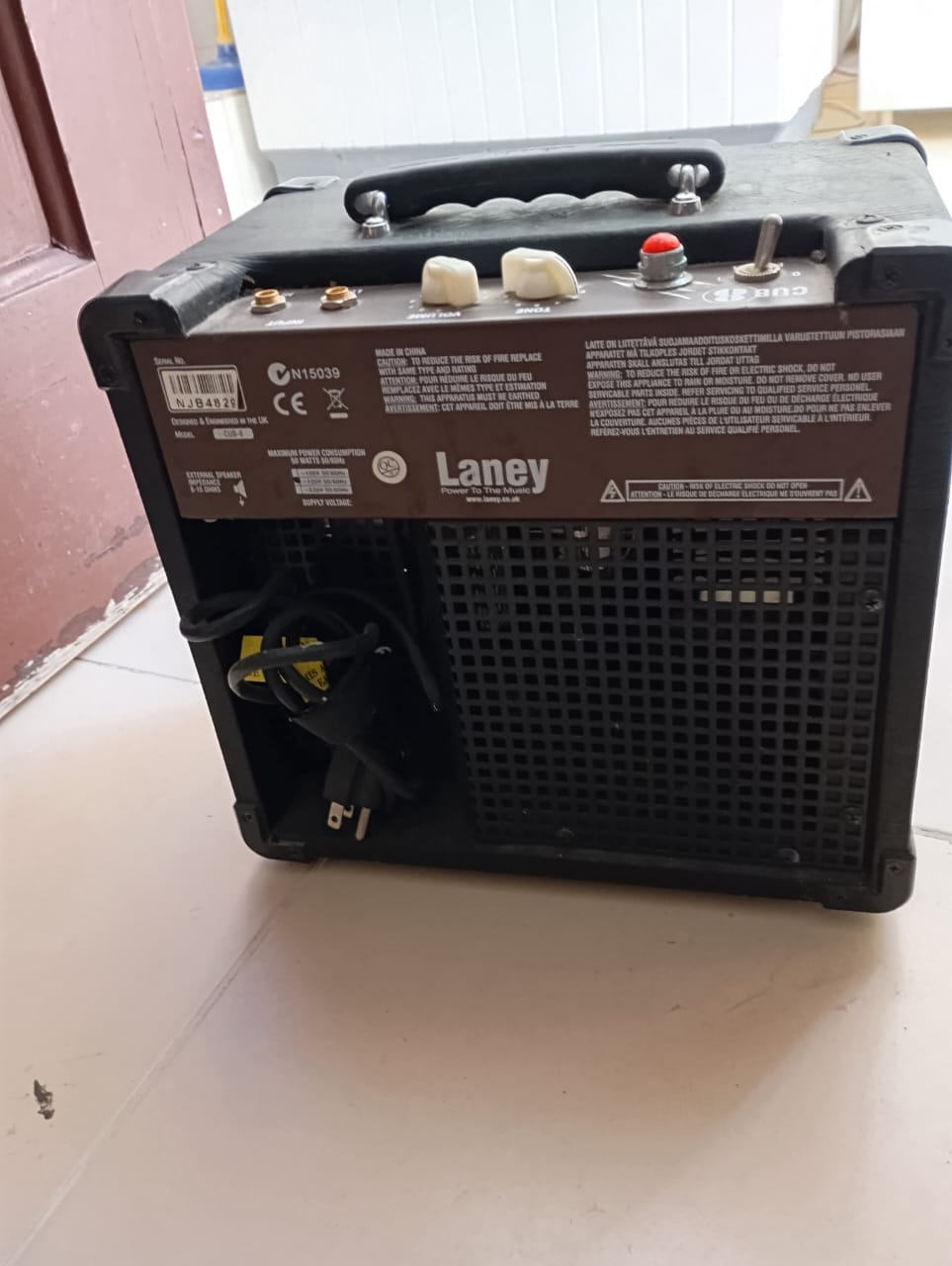 instrumentos musicales - Amplificador de guitarra Laney de 10 watts.